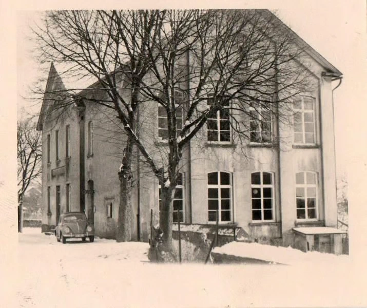 Das Foto zeigt das alte Schulgebäude ca. im Jahre 1970.Quelle: Friedrich Krämer, Schöneberg